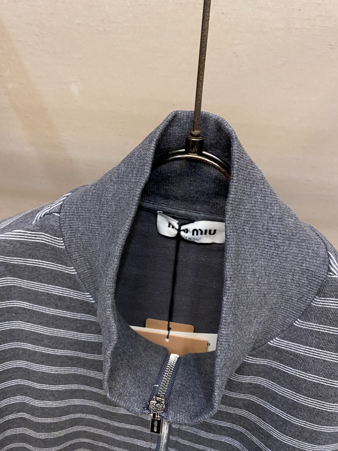 🌟🌟,,Miu Miu 灰白间条立领拉链外套 ⚠️原¥17560购买;对版定制条纹提花面料、刺绣徽标点缀、Oversiz 🌟🌟,,Miu Miu 灰白间条立领拉链外套 ⚠️原¥17560购买;对版定制条纹提花面料、刺绣徽标点缀、Oversiz