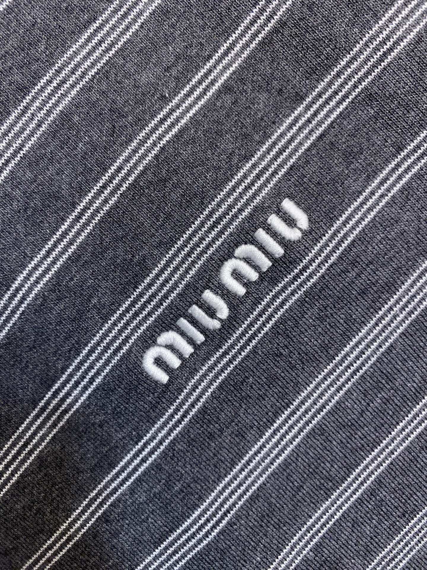 🌟🌟,,Miu Miu 灰白间条立领拉链外套 ⚠️原¥17560购买;对版定制条纹提花面料、刺绣徽标点缀、Oversiz 🌟🌟,,Miu Miu 灰白间条立领拉链外套 ⚠️原¥17560购买;对版定制条纹提花面料、刺绣徽标点缀、Oversiz