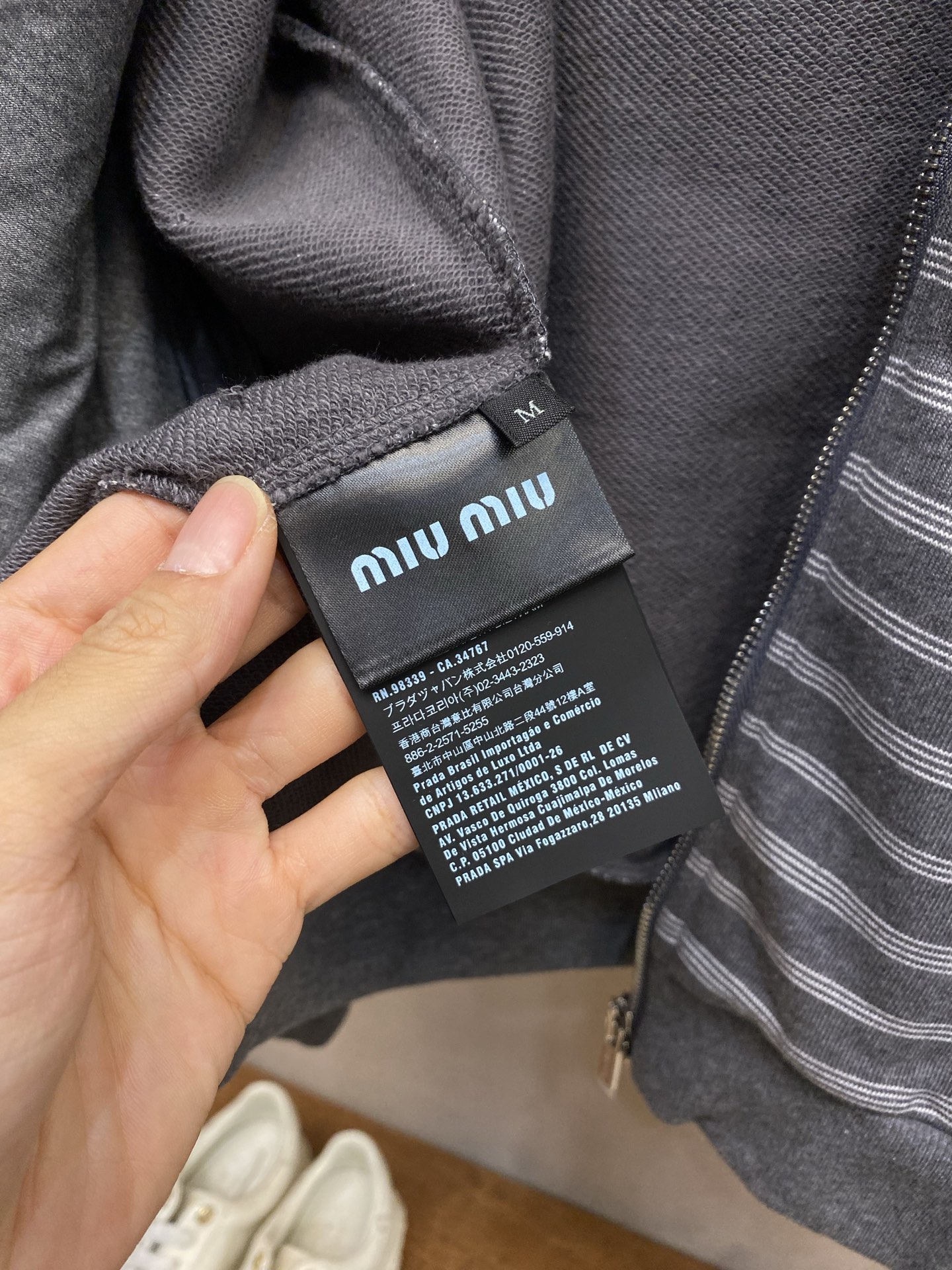 🌟🌟,,Miu Miu 灰白间条立领拉链外套 ⚠️原¥17560购买;对版定制条纹提花面料、刺绣徽标点缀、Oversiz 🌟🌟,,Miu Miu 灰白间条立领拉链外套 ⚠️原¥17560购买;对版定制条纹提花面料、刺绣徽标点缀、Oversiz