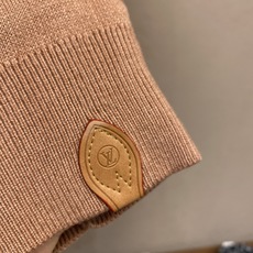 🌟🌟,,1V 羊毛连帽针织卫衣,选用100%高品质绵羊毛面料,还原原版纺纱工艺,纤维细腻顺滑,上手温润亲肤,不扎皮肤,具 🌟🌟,,1V 羊毛连帽针织卫衣,选用100%高品质绵羊毛面料,还原原版纺纱工艺,纤维细腻顺滑,上手温润亲肤,不扎皮肤,具