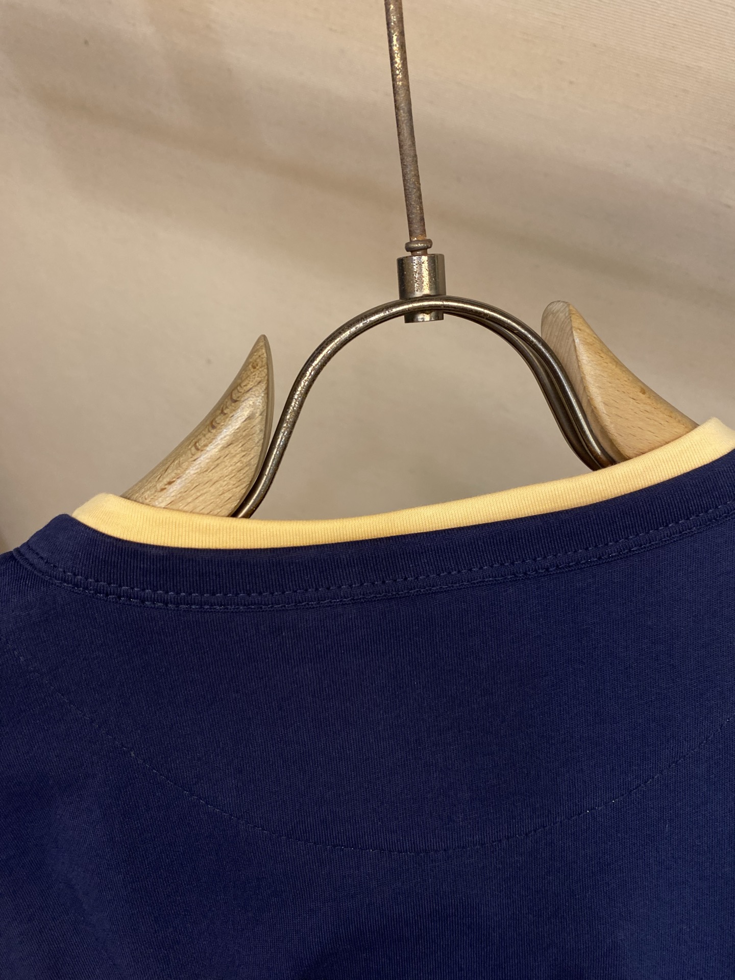 🌟🌟,,Miu Miu 鹅黄边运动衫长袖 ⚠️原¥12160购买;轻盈针织面料材质、休闲版型、圆领长袖、纽扣前襟、双头钩 🌟🌟,,Miu Miu 鹅黄边运动衫长袖 ⚠️原¥12160购买;轻盈针织面料材质、休闲版型、圆领长袖、纽扣前襟、双头钩