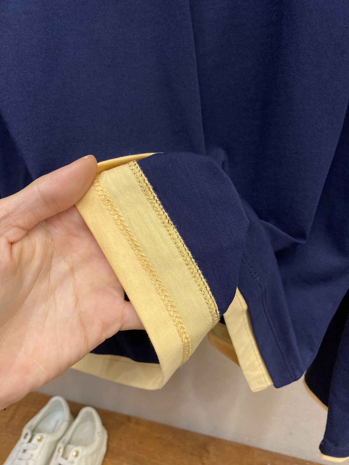 🌟🌟,,Miu Miu 鹅黄边运动衫长袖 ⚠️原¥12160购买;轻盈针织面料材质、休闲版型、圆领长袖、纽扣前襟、双头钩 🌟🌟,,Miu Miu 鹅黄边运动衫长袖 ⚠️原¥12160购买;轻盈针织面料材质、休闲版型、圆领长袖、纽扣前襟、双头钩