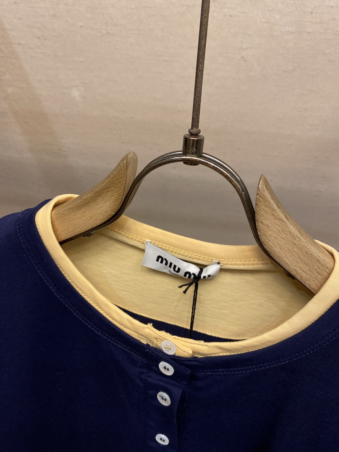 🌟🌟,,Miu Miu 鹅黄边运动衫长袖 ⚠️原¥12160购买;轻盈针织面料材质、休闲版型、圆领长袖、纽扣前襟、双头钩 🌟🌟,,Miu Miu 鹅黄边运动衫长袖 ⚠️原¥12160购买;轻盈针织面料材质、休闲版型、圆领长袖、纽扣前襟、双头钩