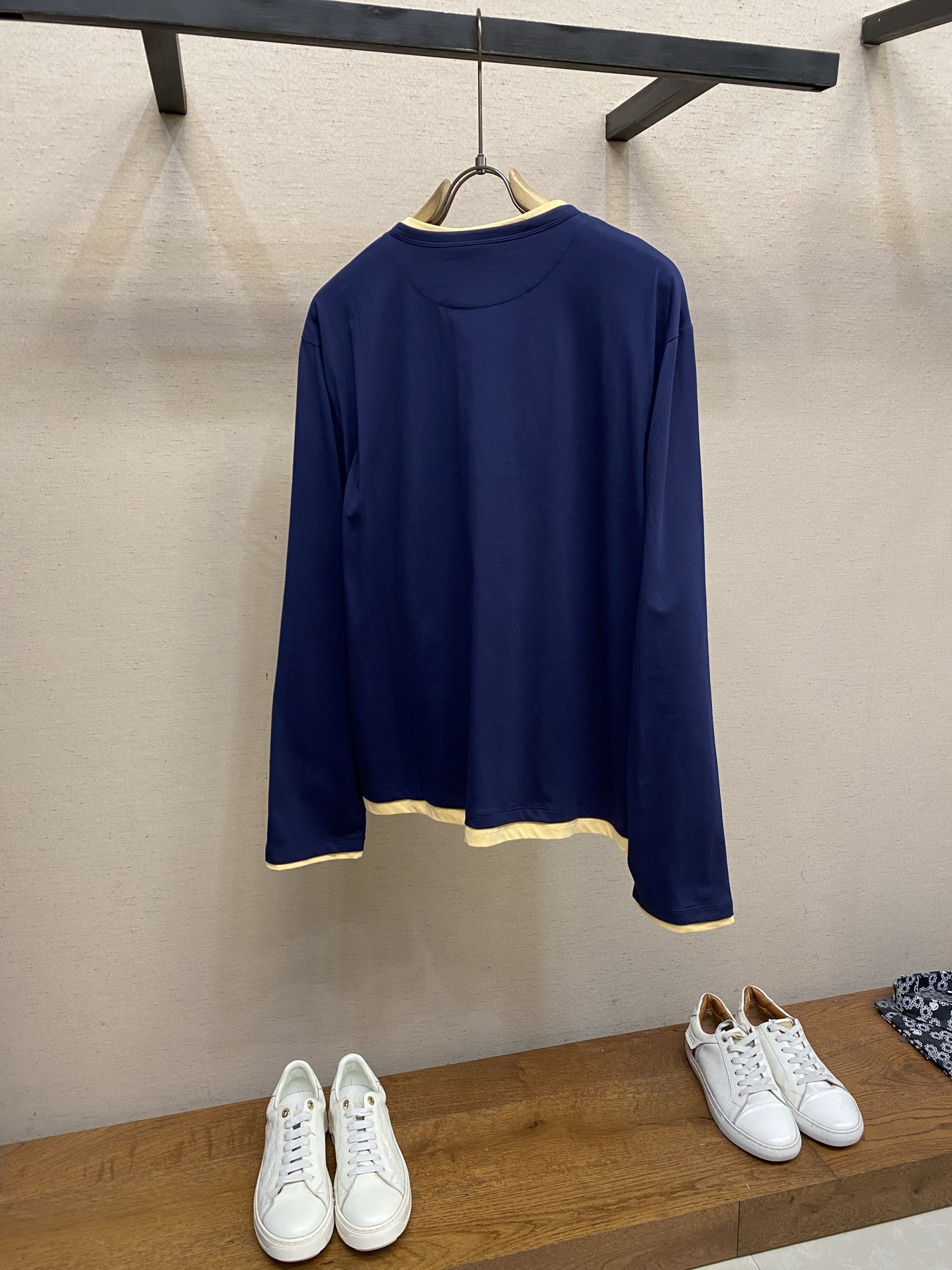 🌟🌟,,Miu Miu 鹅黄边运动衫长袖 ⚠️原¥12160购买;轻盈针织面料材质、休闲版型、圆领长袖、纽扣前襟、双头钩 🌟🌟,,Miu Miu 鹅黄边运动衫长袖 ⚠️原¥12160购买;轻盈针织面料材质、休闲版型、圆领长袖、纽扣前襟、双头钩