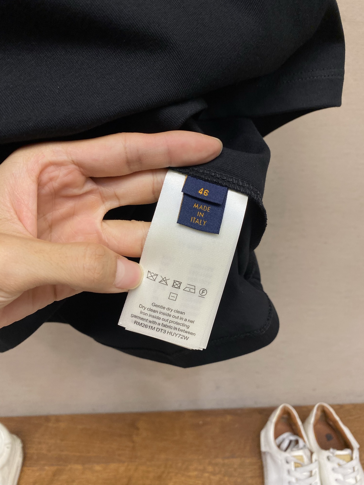 🌟🌟，， 1V 路易家浮雕硅胶立体印花口袋半袖棉质T恤 本款棉质T恤出自 2026秋冬秀场，借光感设计展现品牌未来主义科