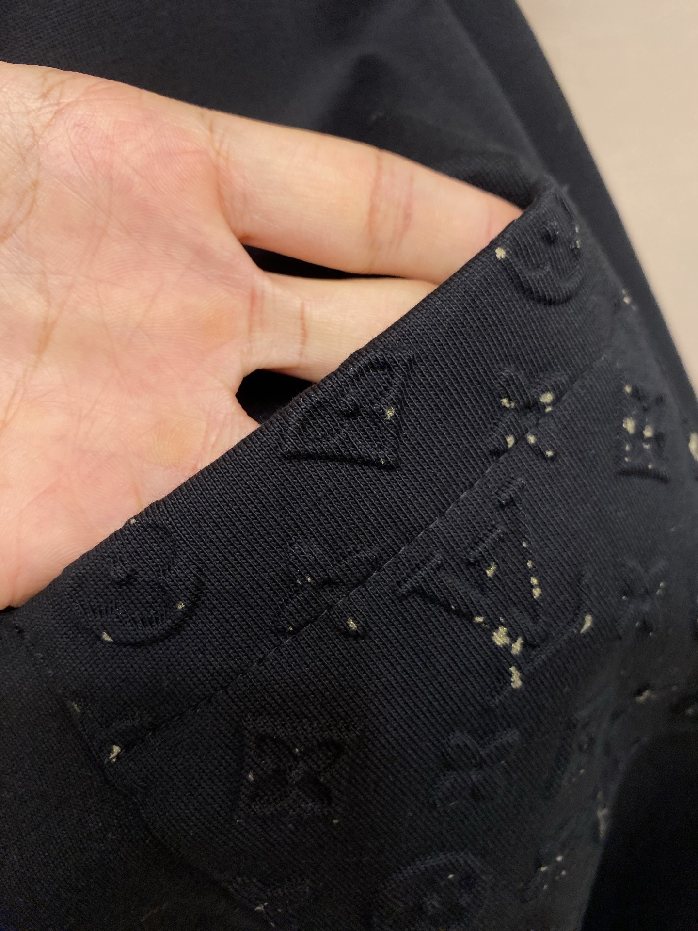 🌟🌟，， 1V 路易家浮雕硅胶立体印花口袋半袖棉质T恤 本款棉质T恤出自 2026秋冬秀场，借光感设计展现品牌未来主义科