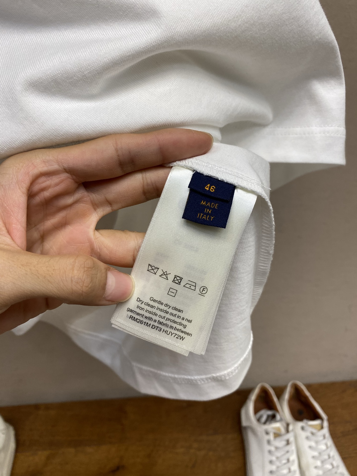 🌟🌟，， 1V 路易家浮雕硅胶立体印花口袋半袖棉质T恤 本款棉质T恤出自 2026秋冬秀场，借光感设计展现品牌未来主义科