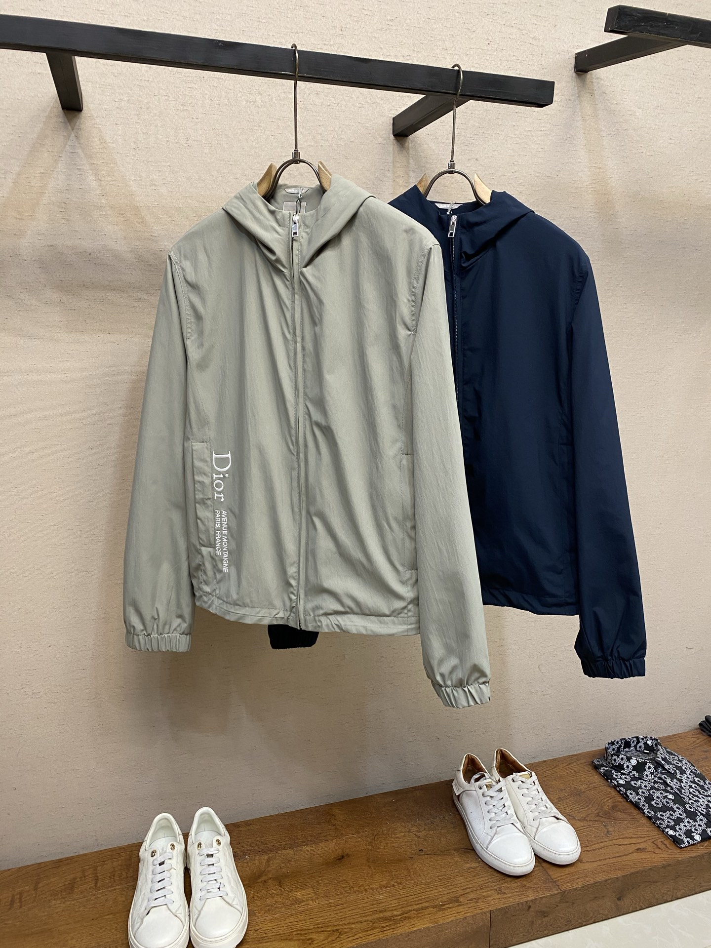 🌟🌟,,Dior 蒙田系列防风外套 发售色系:藏蓝、灰色 ⚠️原¥25060购买;特定对版科技面料、 Montaigne 🌟🌟,,Dior 蒙田系列防风外套 发售色系:藏蓝、灰色 ⚠️原¥25060购买;特定对版科技面料、 Montaigne