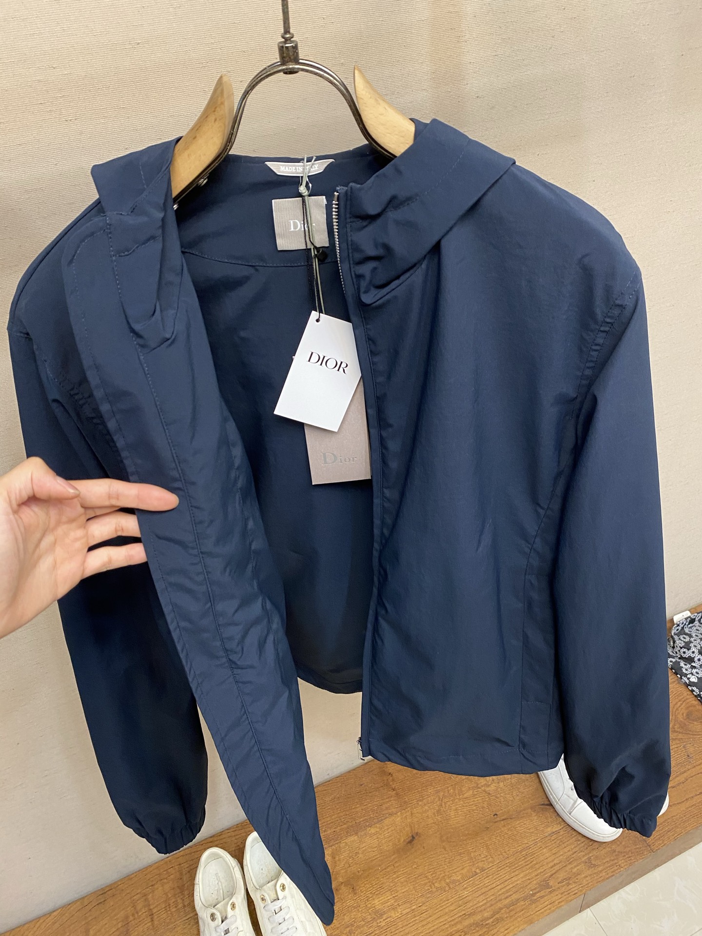 🌟🌟,,Dior 蒙田系列防风外套 发售色系:藏蓝、灰色 ⚠️原¥25060购买;特定对版科技面料、 Montaigne 🌟🌟,,Dior 蒙田系列防风外套 发售色系:藏蓝、灰色 ⚠️原¥25060购买;特定对版科技面料、 Montaigne