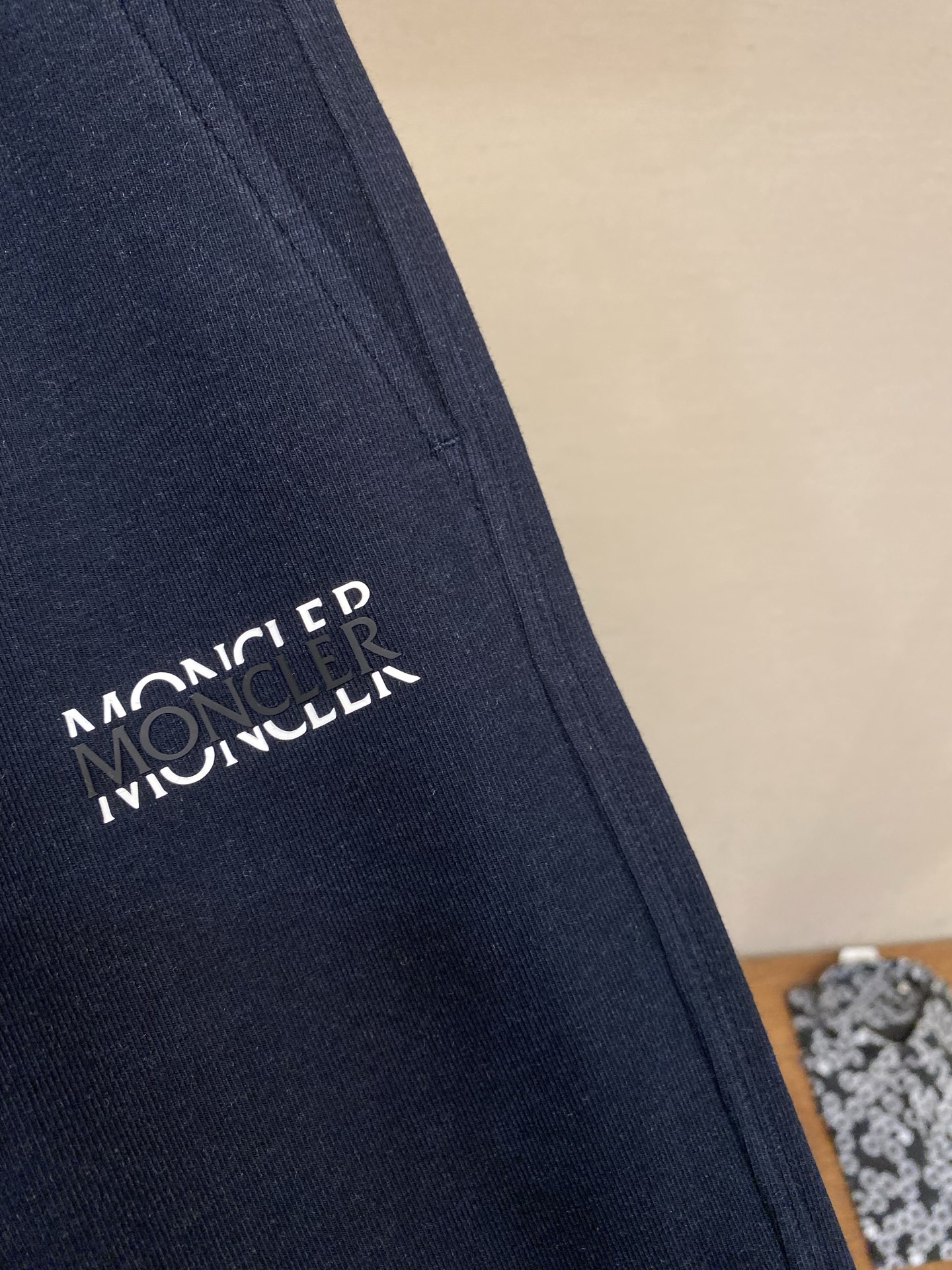 🌟🌟，，Moncler 男士休闲裤👍 最新款上身版型无敌正！ 绝对可以闭眼收的一款 此款裤子非常百搭，弹力腰围,日常上班