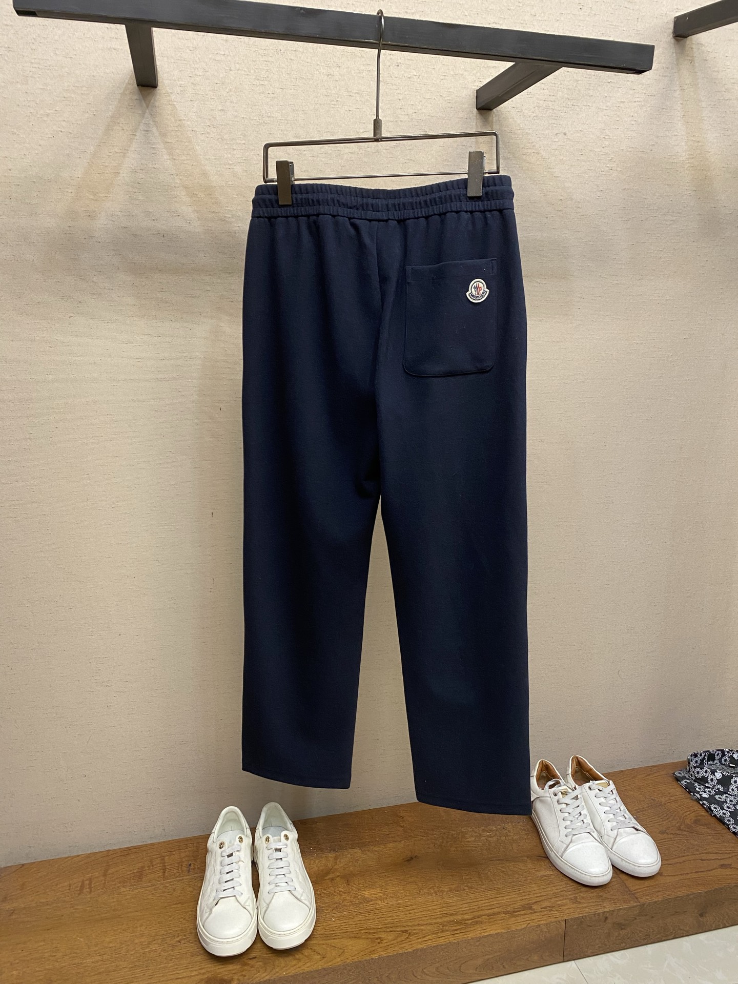 🌟🌟，，Moncler 男士休闲裤👍 最新款上身版型无敌正！ 绝对可以闭眼收的一款 此款裤子非常百搭，弹力腰围,日常上班