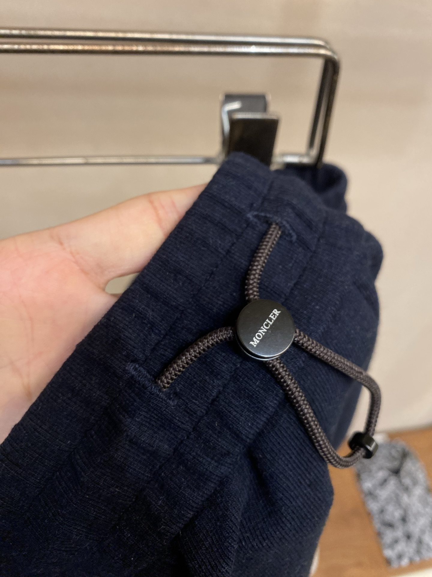 🌟🌟，，Moncler 男士休闲裤👍 最新款上身版型无敌正！ 绝对可以闭眼收的一款 此款裤子非常百搭，弹力腰围,日常上班