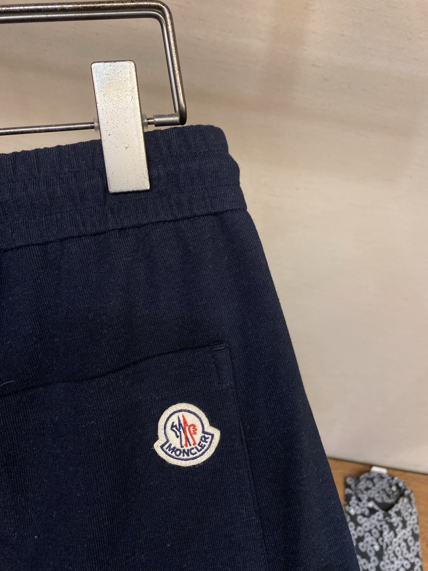🌟🌟，，Moncler 男士休闲裤👍 最新款上身版型无敌正！ 绝对可以闭眼收的一款 此款裤子非常百搭，弹力腰围,日常上班