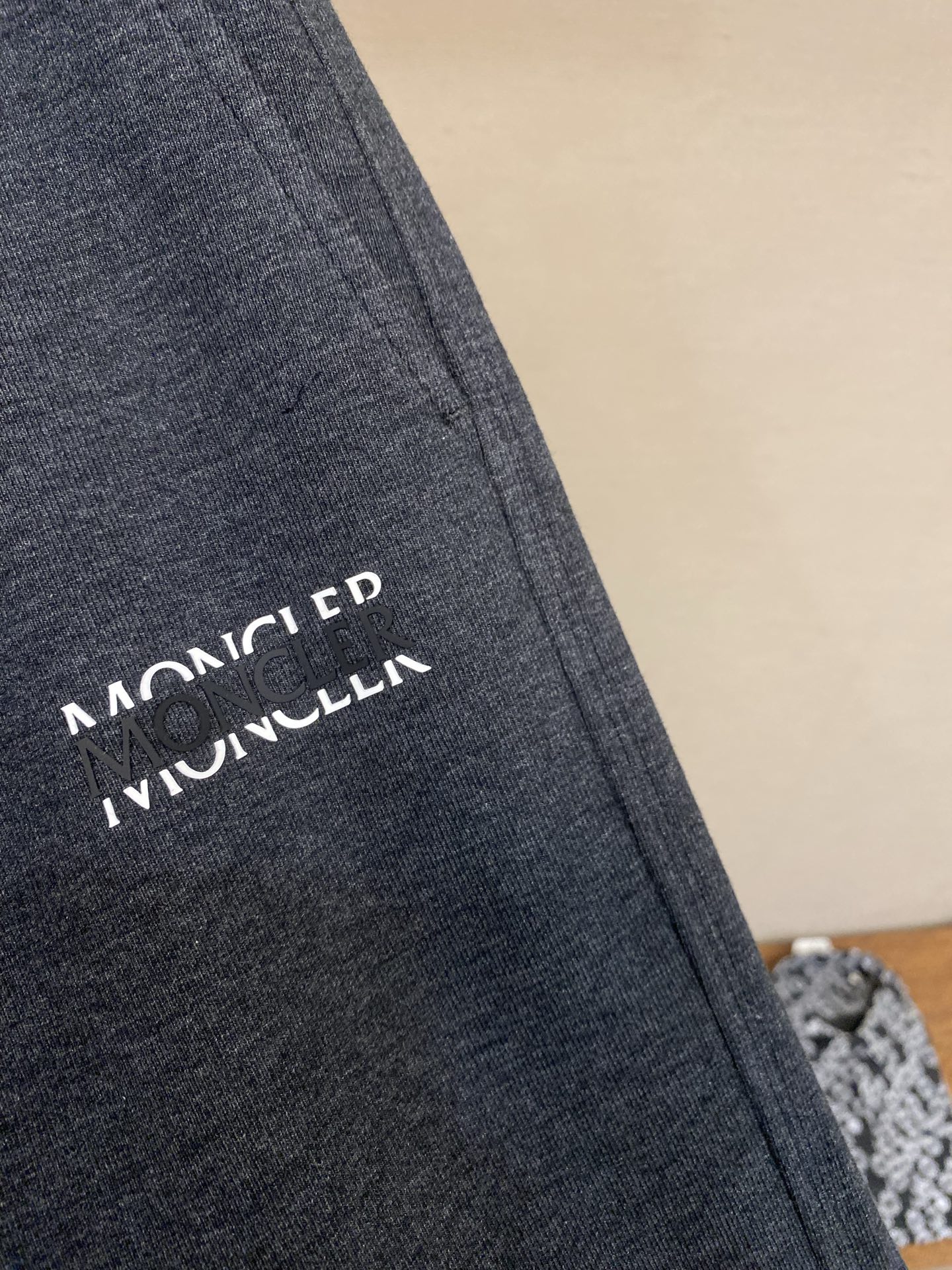 🌟🌟，，Moncler 男士休闲裤👍 最新款上身版型无敌正！ 绝对可以闭眼收的一款 此款裤子非常百搭，弹力腰围,日常上班