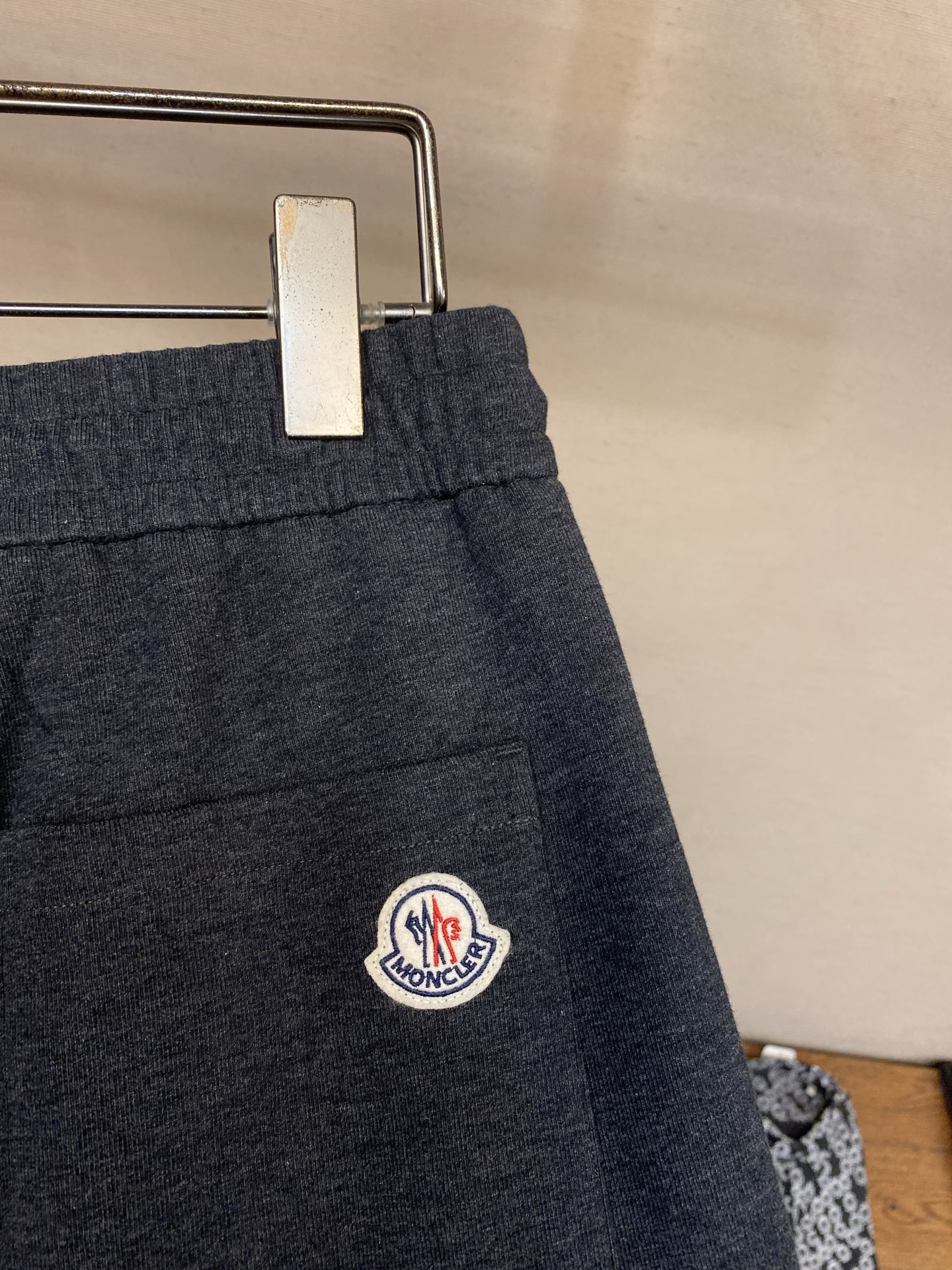 🌟🌟，，Moncler 男士休闲裤👍 最新款上身版型无敌正！ 绝对可以闭眼收的一款 此款裤子非常百搭，弹力腰围,日常上班