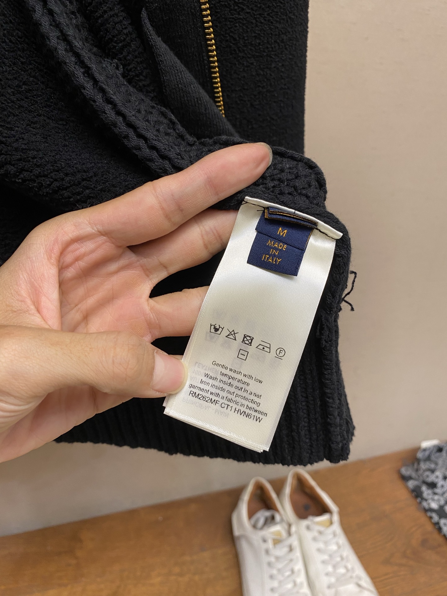 🌟🌟，，1V路易 26FW口袋字母皮革logo徽章针织拉链翻领开衫 尺码：S-XL