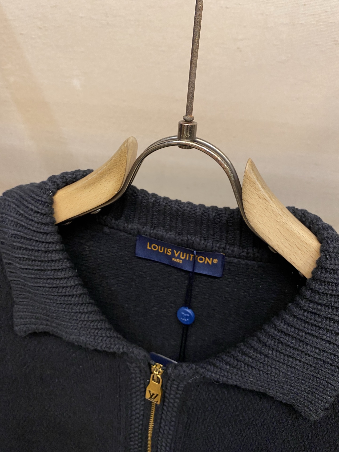 🌟🌟，，1V路易 26FW口袋字母皮革logo徽章针织拉链翻领开衫 尺码：S-XL