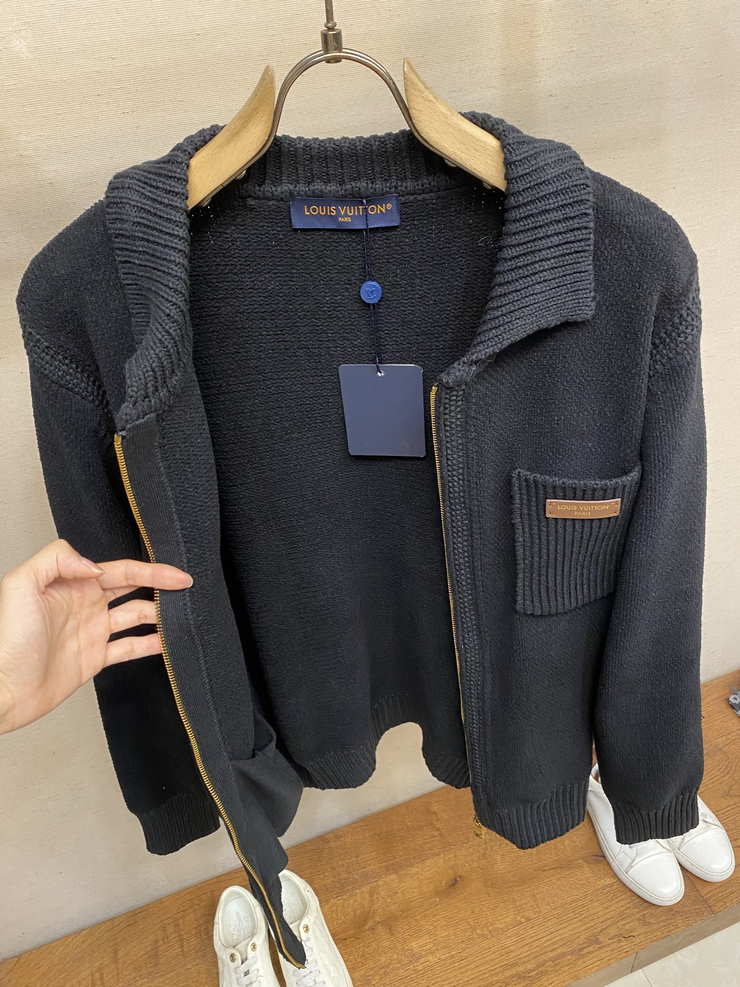 🌟🌟，，1V路易 26FW口袋字母皮革logo徽章针织拉链翻领开衫 尺码：S-XL
