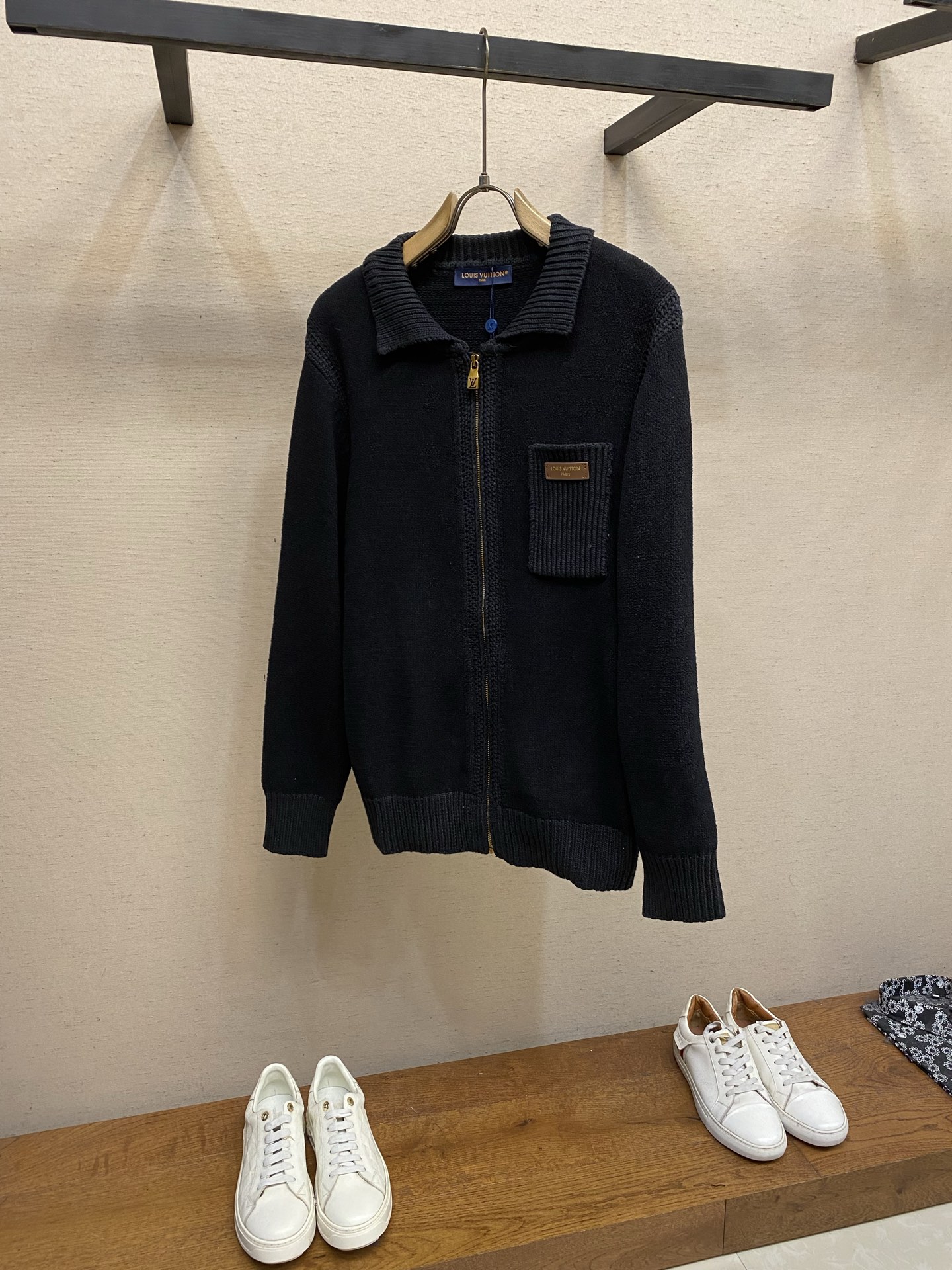 🌟🌟，，1V路易 26FW口袋字母皮革logo徽章针织拉链翻领开衫 尺码：S-XL