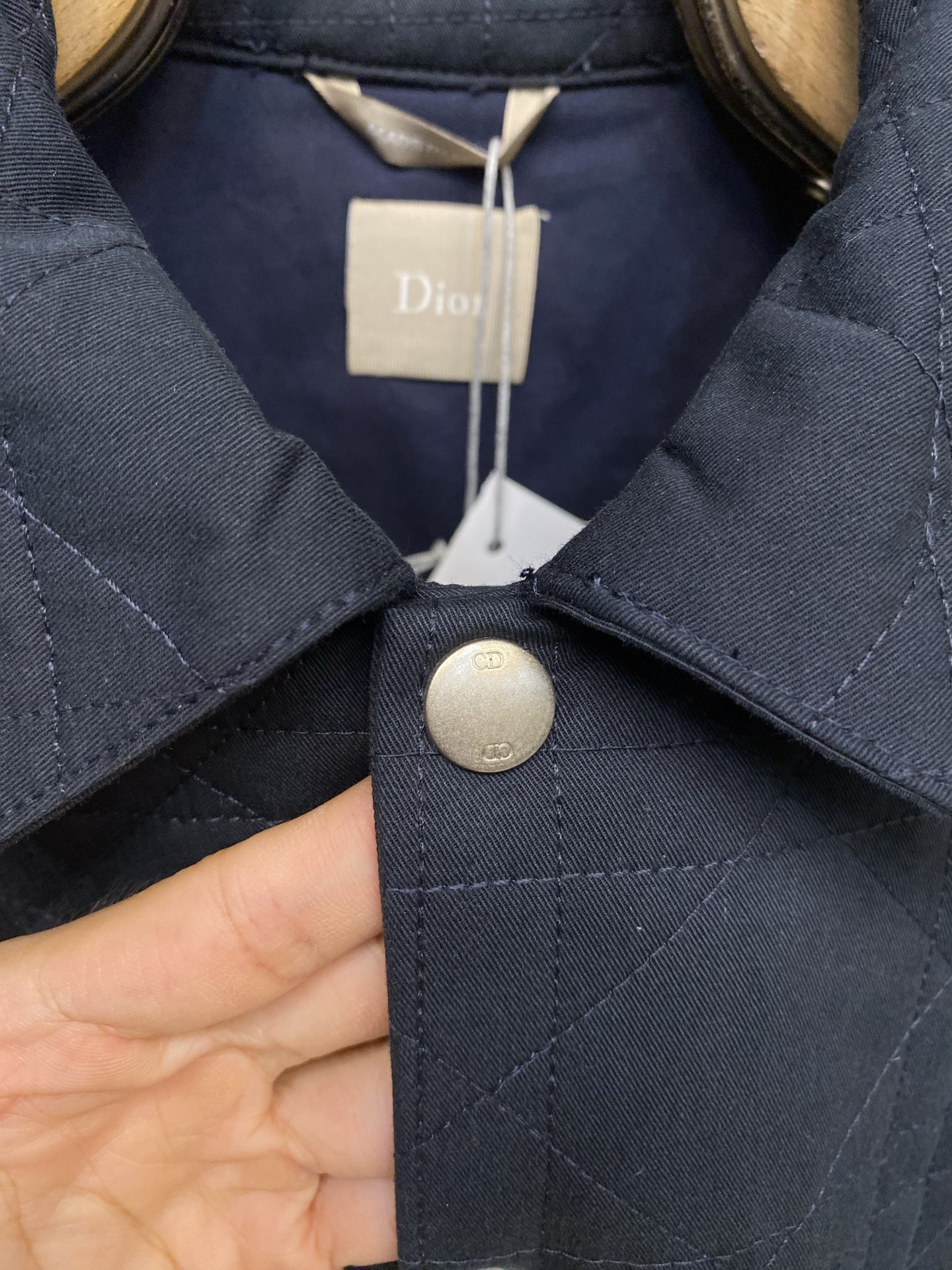 🌟🌟，，Dior 绗棉外套衬衫海军蓝色棉质面料藤格纹搭配皮革 D*or 真皮章.这款绗棉外套衬衫重新演绎经典设计，彰显现
