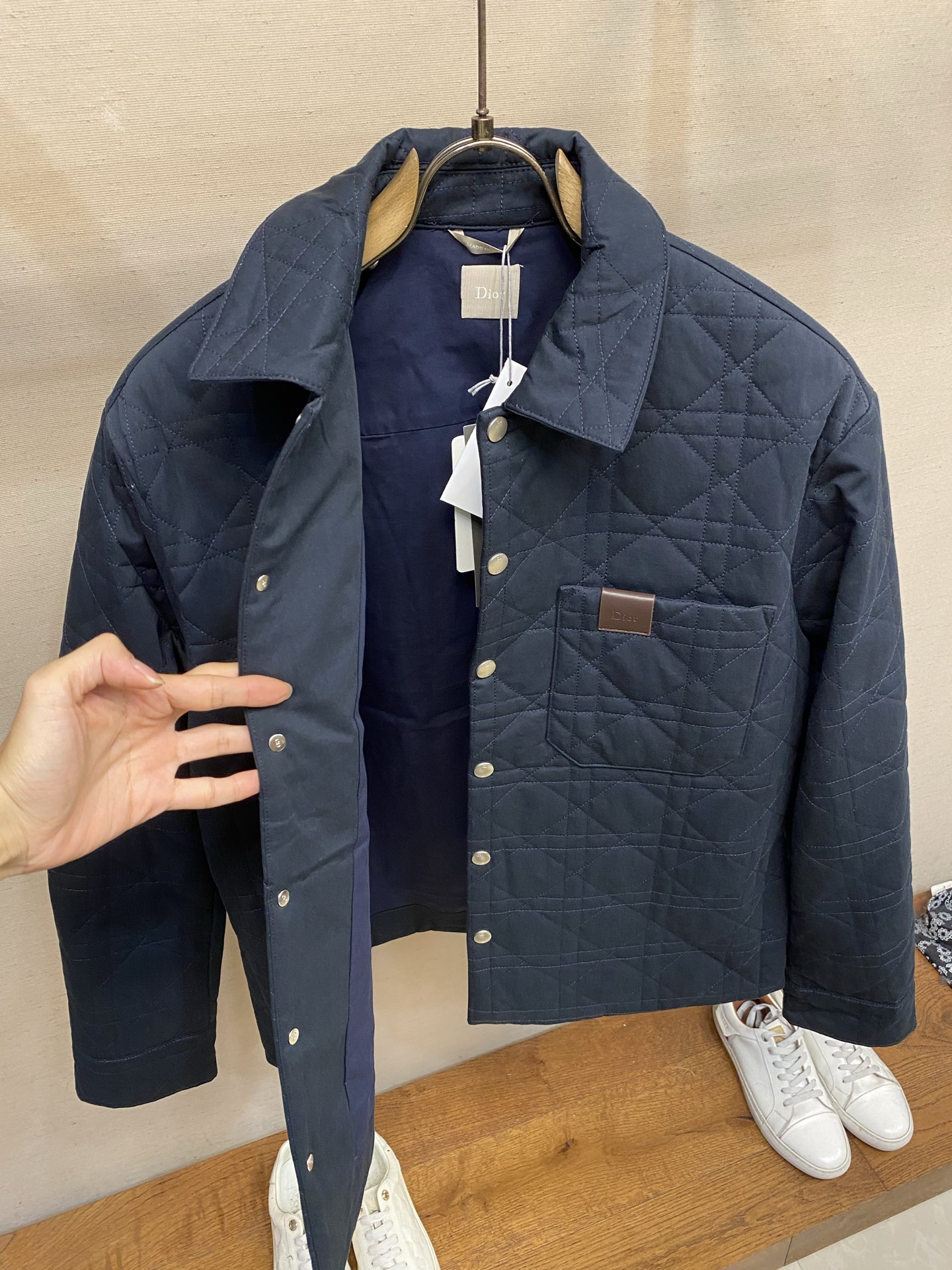🌟🌟，，Dior 绗棉外套衬衫海军蓝色棉质面料藤格纹搭配皮革 D*or 真皮章.这款绗棉外套衬衫重新演绎经典设计，彰显现