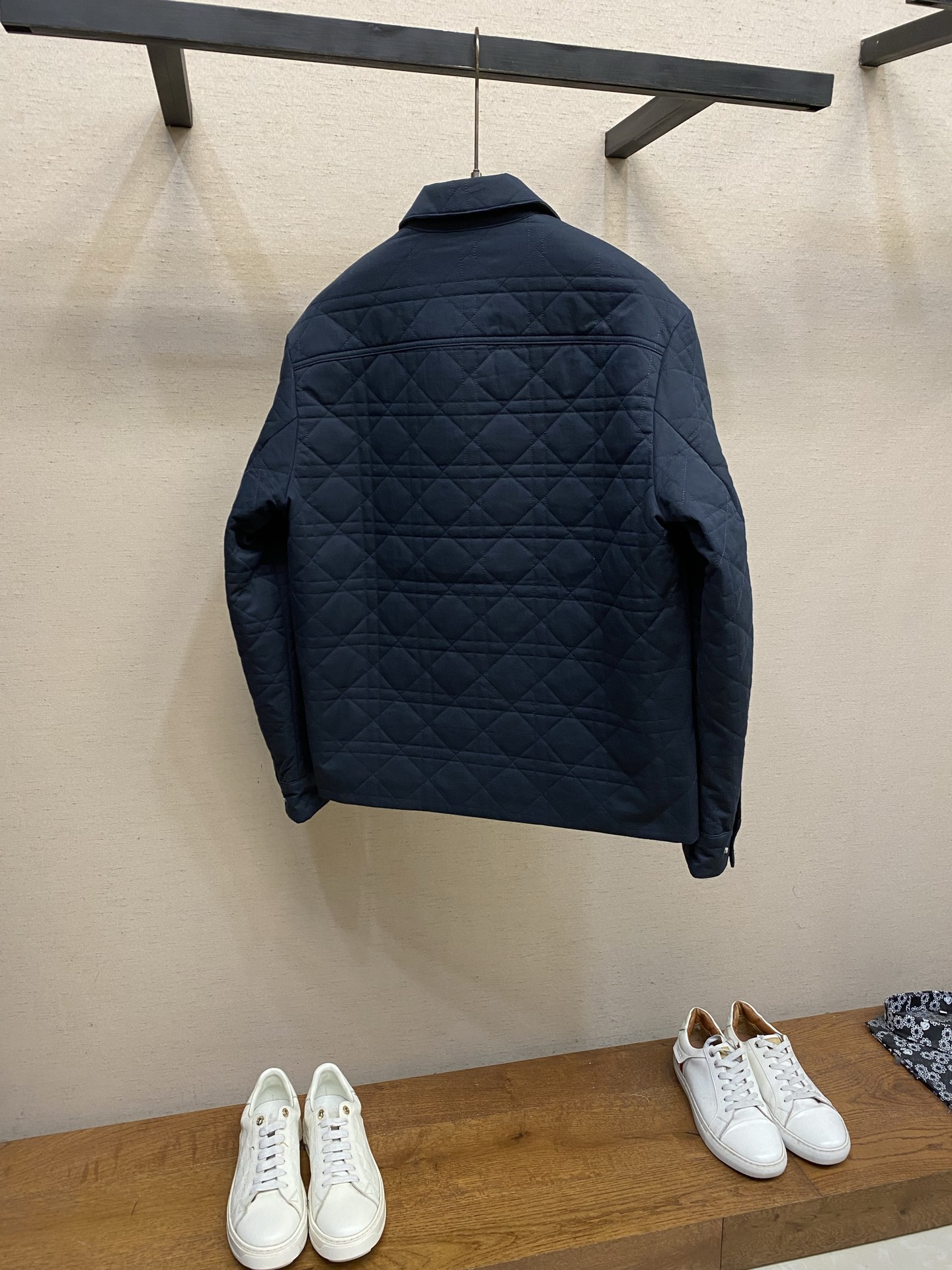 🌟🌟，，Dior 绗棉外套衬衫海军蓝色棉质面料藤格纹搭配皮革 D*or 真皮章.这款绗棉外套衬衫重新演绎经典设计，彰显现