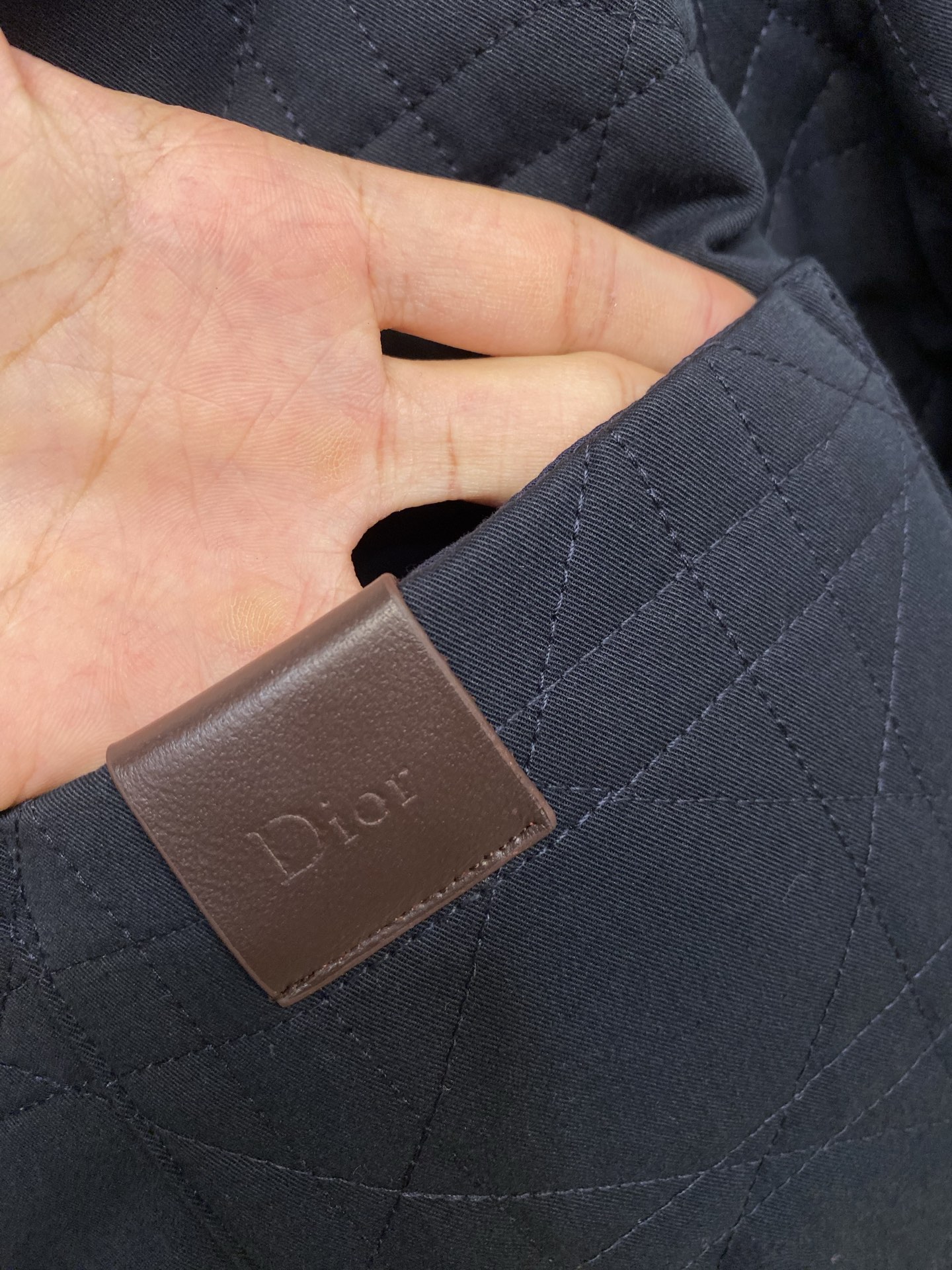 🌟🌟，，Dior 绗棉外套衬衫海军蓝色棉质面料藤格纹搭配皮革 D*or 真皮章.这款绗棉外套衬衫重新演绎经典设计，彰显现