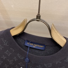 🌟🌟,,1V 路易威登 MONOGRAM提花短袖圆领衫 26ss 秋冬当季新款系列、深炭黑底色,搭配同色系暗调Monog 🌟🌟,,1V 路易威登 MONOGRAM提花短袖圆领衫 26ss 秋冬当季新款系列、深炭黑底色,搭配同色系暗调Monog