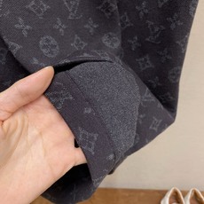 🌟🌟,,1V 路易威登 MONOGRAM提花短袖圆领衫 26ss 秋冬当季新款系列、深炭黑底色,搭配同色系暗调Monog 🌟🌟,,1V 路易威登 MONOGRAM提花短袖圆领衫 26ss 秋冬当季新款系列、深炭黑底色,搭配同色系暗调Monog