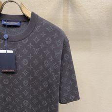 🌟🌟,,1V 路易威登 MONOGRAM提花短袖圆领衫 26ss 秋冬当季新款系列、深炭黑底色,搭配同色系暗调Monog 🌟🌟,,1V 路易威登 MONOGRAM提花短袖圆领衫 26ss 秋冬当季新款系列、深炭黑底色,搭配同色系暗调Monog