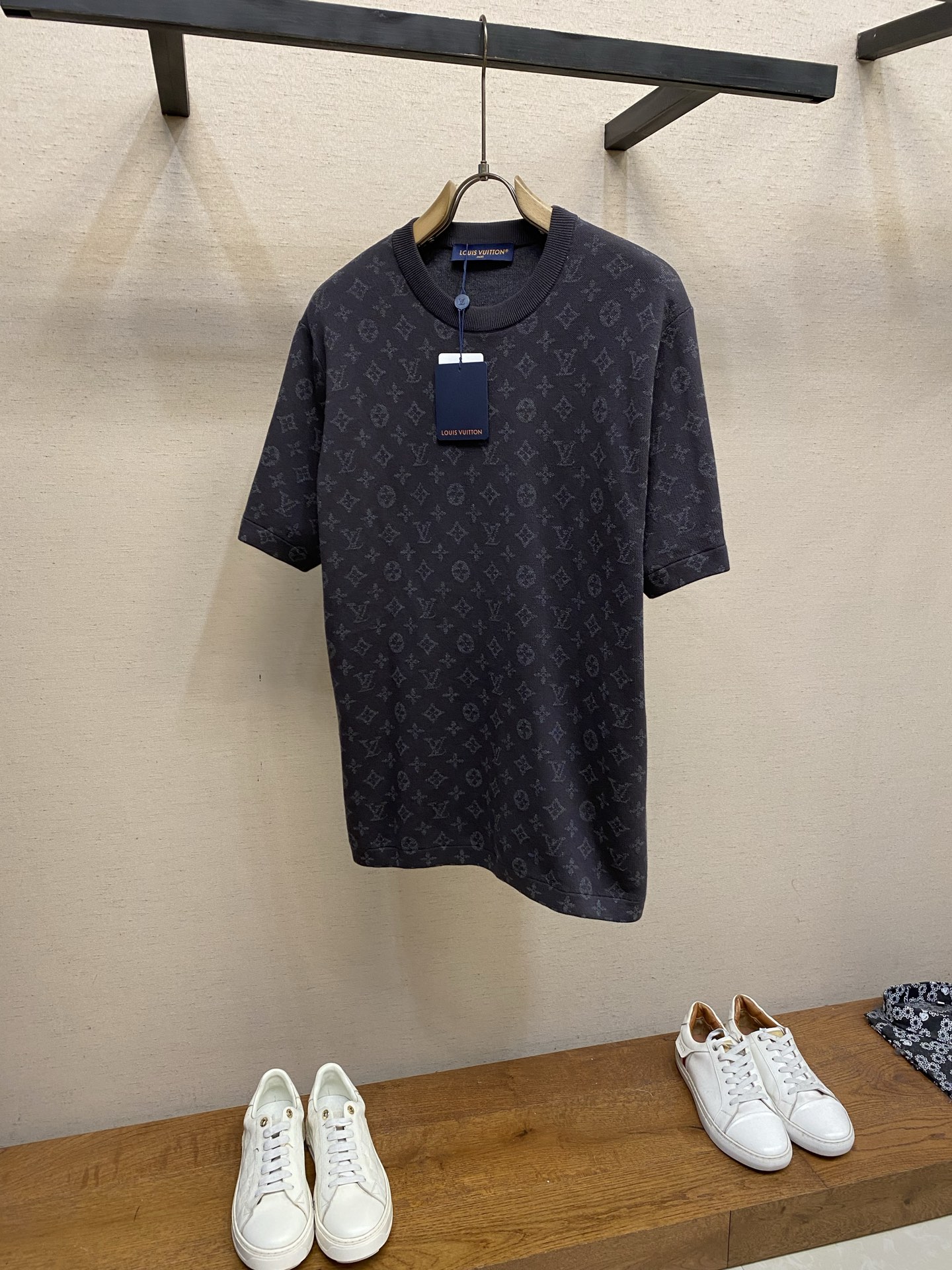🌟🌟，，1V 路易威登 MONOGRAM提花短袖圆领衫 26ss 秋冬当季新款系列、深炭黑底色，搭配同色系暗调Monog