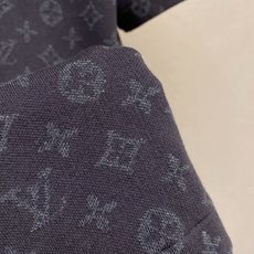 🌟🌟,,1V 路易威登 MONOGRAM提花短袖圆领衫 26ss 秋冬当季新款系列、深炭黑底色,搭配同色系暗调Monog 🌟🌟,,1V 路易威登 MONOGRAM提花短袖圆领衫 26ss 秋冬当季新款系列、深炭黑底色,搭配同色系暗调Monog