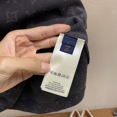 🌟🌟,,1V 路易威登 MONOGRAM提花短袖圆领衫 26ss 秋冬当季新款系列、深炭黑底色,搭配同色系暗调Monog 🌟🌟,,1V 路易威登 MONOGRAM提花短袖圆领衫 26ss 秋冬当季新款系列、深炭黑底色,搭配同色系暗调Monog