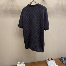 🌟🌟,,1V 路易威登 MONOGRAM提花短袖圆领衫 26ss 秋冬当季新款系列、深炭黑底色,搭配同色系暗调Monog 🌟🌟,,1V 路易威登 MONOGRAM提花短袖圆领衫 26ss 秋冬当季新款系列、深炭黑底色,搭配同色系暗调Monog
