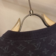 🌟🌟,,1V 路易威登 MONOGRAM提花短袖圆领衫 26ss 秋冬当季新款系列、深炭黑底色,搭配同色系暗调Monog 🌟🌟,,1V 路易威登 MONOGRAM提花短袖圆领衫 26ss 秋冬当季新款系列、深炭黑底色,搭配同色系暗调Monog