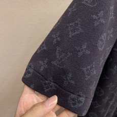 🌟🌟,,1V 路易威登 MONOGRAM提花短袖圆领衫 26ss 秋冬当季新款系列、深炭黑底色,搭配同色系暗调Monog 🌟🌟,,1V 路易威登 MONOGRAM提花短袖圆领衫 26ss 秋冬当季新款系列、深炭黑底色,搭配同色系暗调Monog