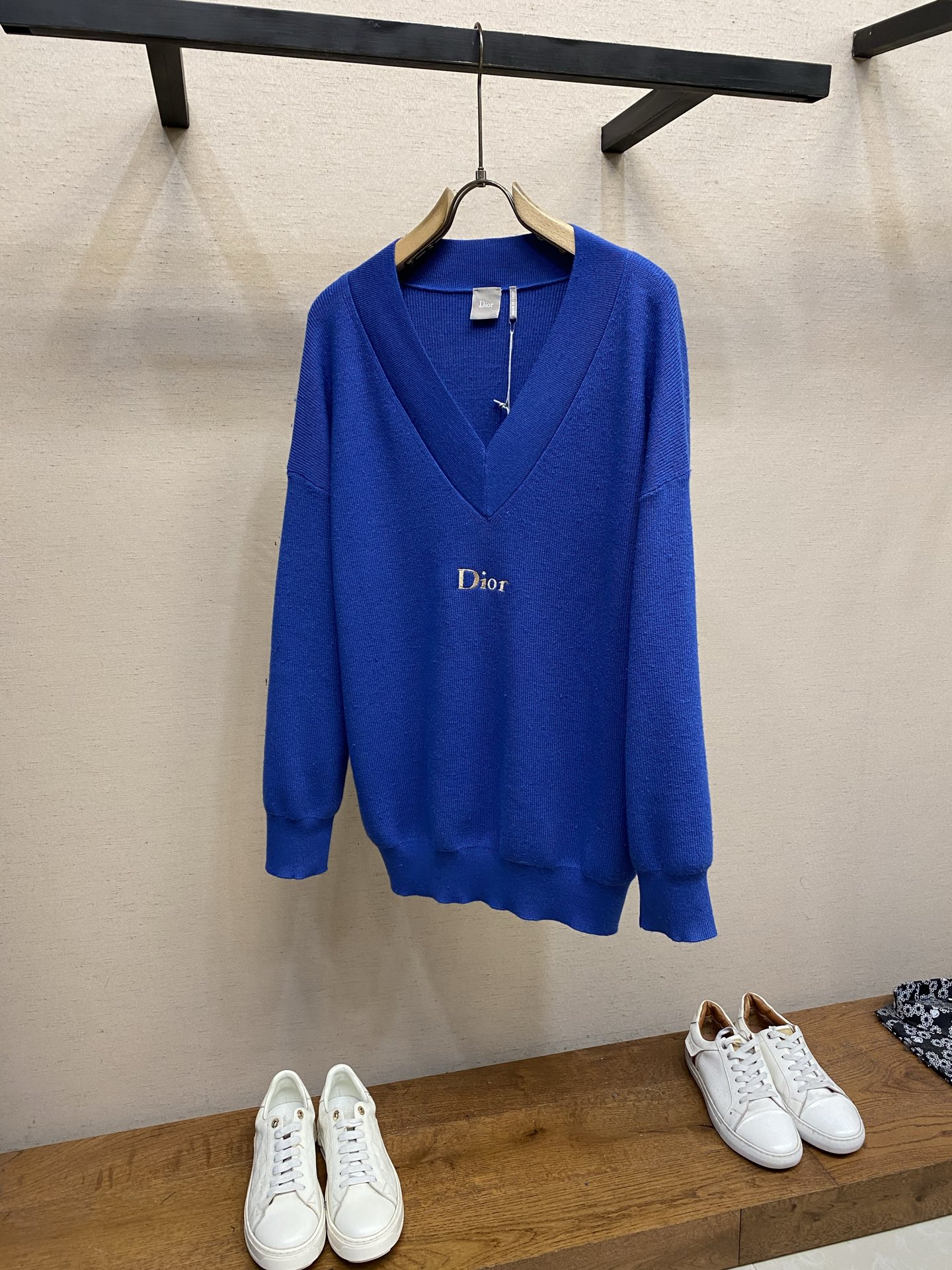 🌟🌟，，Dior 刺绣V领羊毛针织衫 面料：采用55%美丽奴羊毛面料，绲纺35%棉纱，10%绵纶。该款面料带有超高保暖效