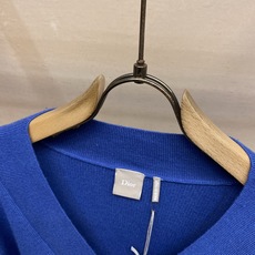 🌟🌟,,Dior 刺绣V领羊毛针织衫 面料:采用55%美丽奴羊毛面料,绲纺35%棉纱,10%绵纶。该款面料带有超高保暖效 🌟🌟,,Dior 刺绣V领羊毛针织衫 面料:采用55%美丽奴羊毛面料,绲纺35%棉纱,10%绵纶。该款面料带有超高保暖效