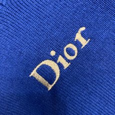 🌟🌟,,Dior 刺绣V领羊毛针织衫 面料:采用55%美丽奴羊毛面料,绲纺35%棉纱,10%绵纶。该款面料带有超高保暖效 🌟🌟,,Dior 刺绣V领羊毛针织衫 面料:采用55%美丽奴羊毛面料,绲纺35%棉纱,10%绵纶。该款面料带有超高保暖效