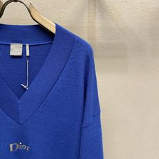 🌟🌟,,Dior 刺绣V领羊毛针织衫 面料:采用55%美丽奴羊毛面料,绲纺35%棉纱,10%绵纶。该款面料带有超高保暖效 🌟🌟,,Dior 刺绣V领羊毛针织衫 面料:采用55%美丽奴羊毛面料,绲纺35%棉纱,10%绵纶。该款面料带有超高保暖效