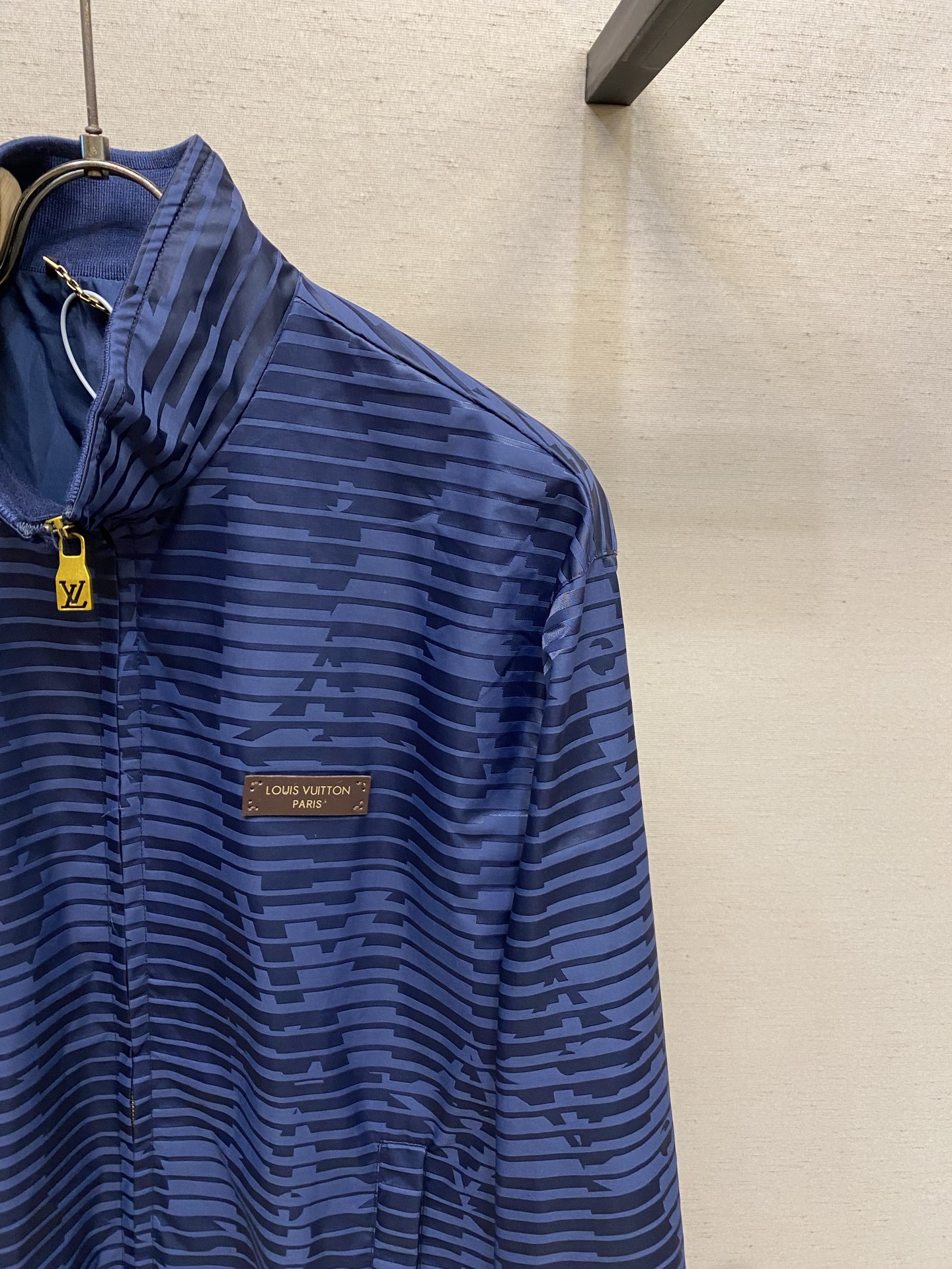 🌟🌟，，1V Monogram全幅提花标识运动衫 正品24500购入开发 定制提花68%棉+32%锦纶梭织面料 人丝里布
