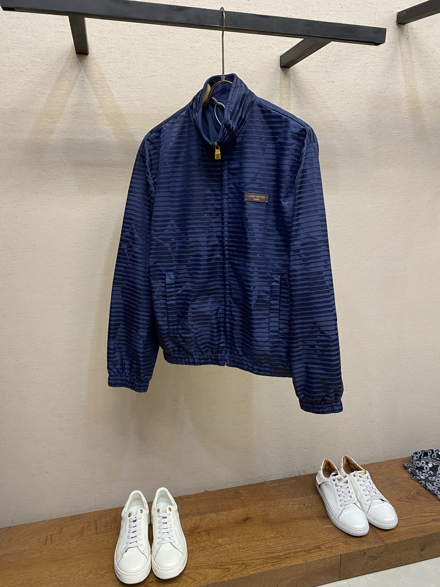 🌟🌟，，1V Monogram全幅提花标识运动衫 正品24500购入开发 定制提花68%棉+32%锦纶梭织面料 人丝里布