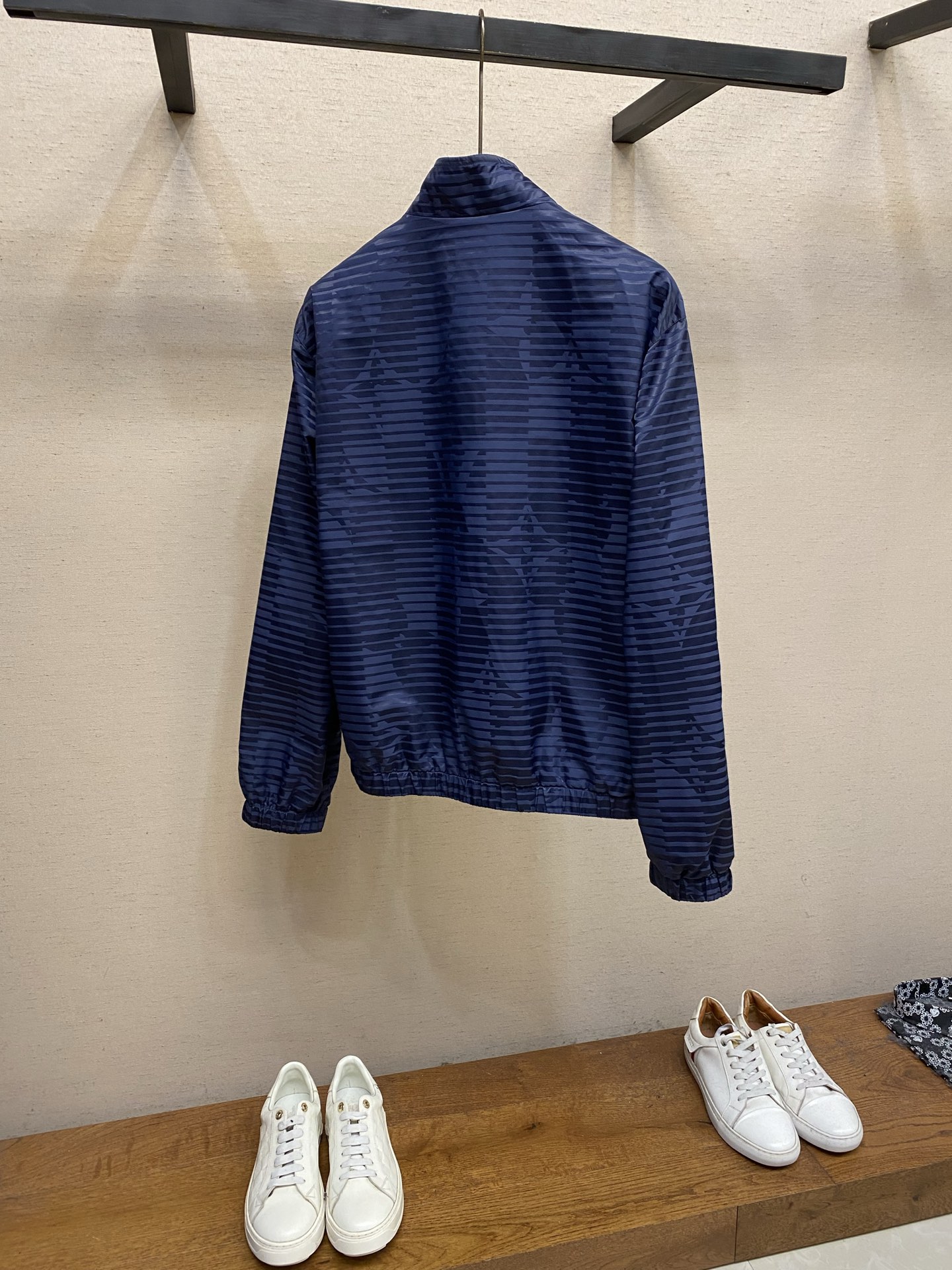 🌟🌟，，1V Monogram全幅提花标识运动衫 正品24500购入开发 定制提花68%棉+32%锦纶梭织面料 人丝里布