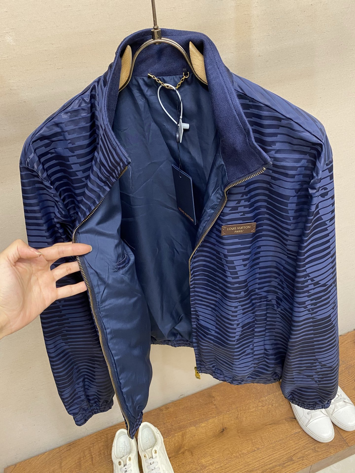 🌟🌟，，1V Monogram全幅提花标识运动衫 正品24500购入开发 定制提花68%棉+32%锦纶梭织面料 人丝里布