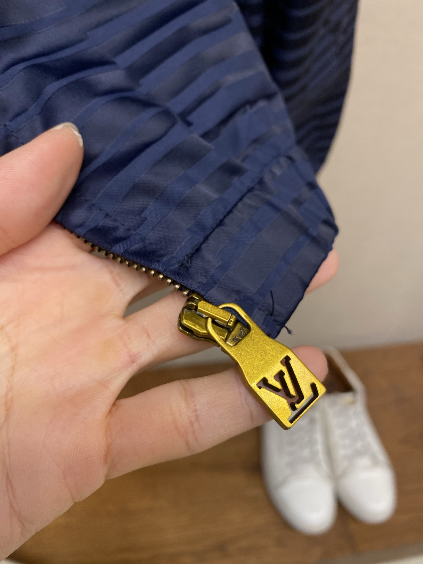 🌟🌟，，1V Monogram全幅提花标识运动衫 正品24500购入开发 定制提花68%棉+32%锦纶梭织面料 人丝里布