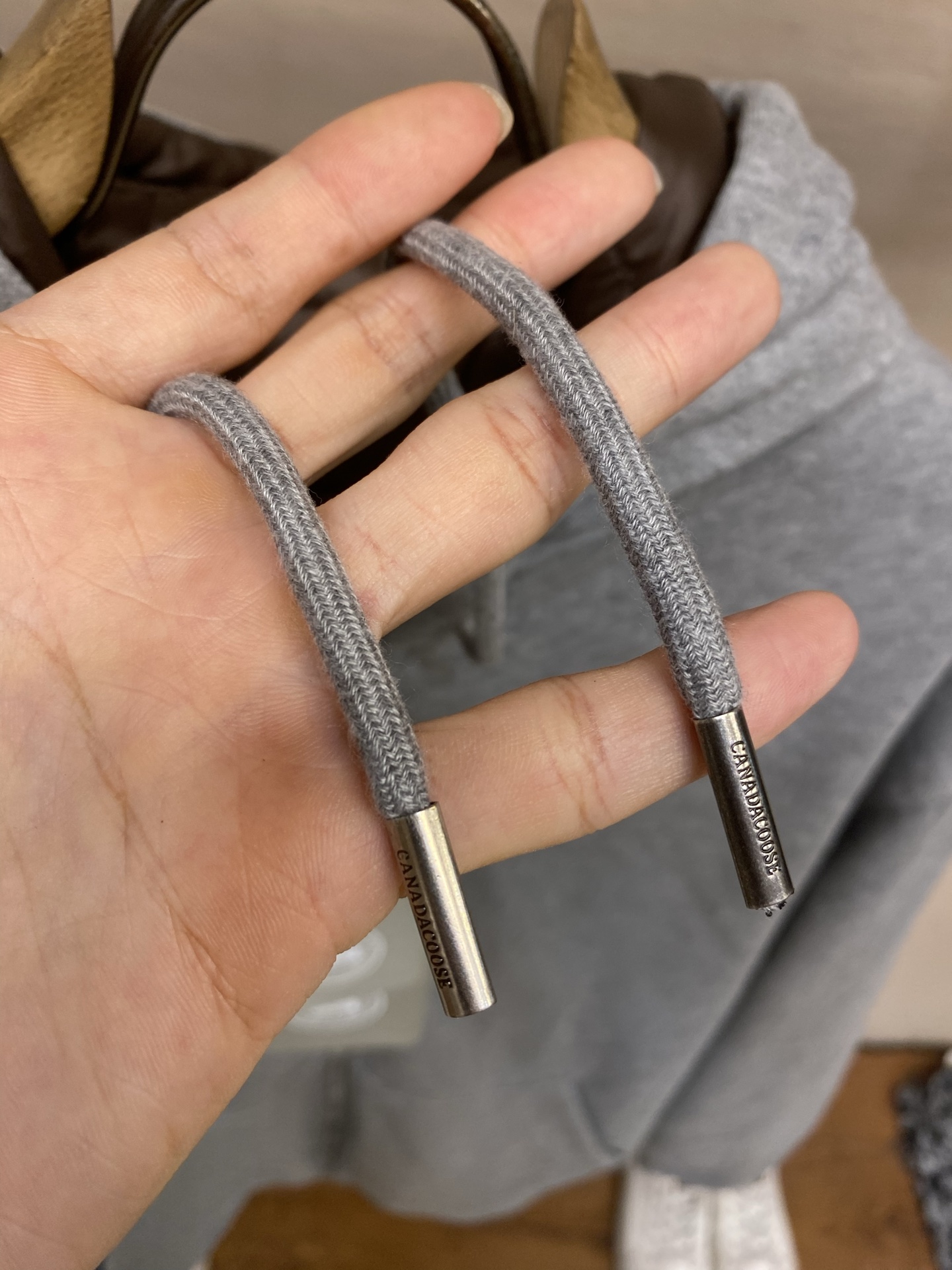 🌟🌟，，Can goose双面穿连帽羽绒外套   面料选择： A面选用高品质棉质厚绒布，面料肌理细腻厚实，触感柔和亲肤，