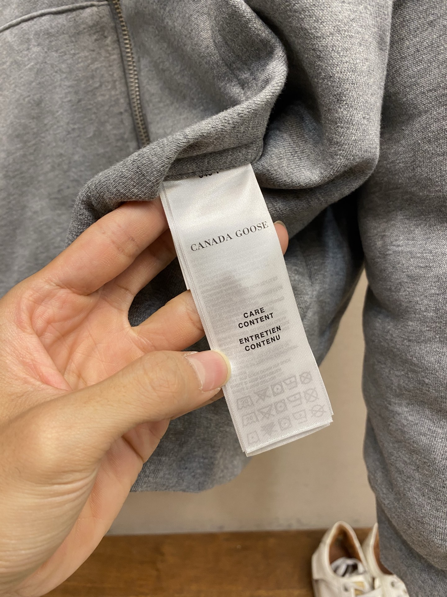🌟🌟，，Can goose双面穿连帽羽绒外套   面料选择： A面选用高品质棉质厚绒布，面料肌理细腻厚实，触感柔和亲肤，