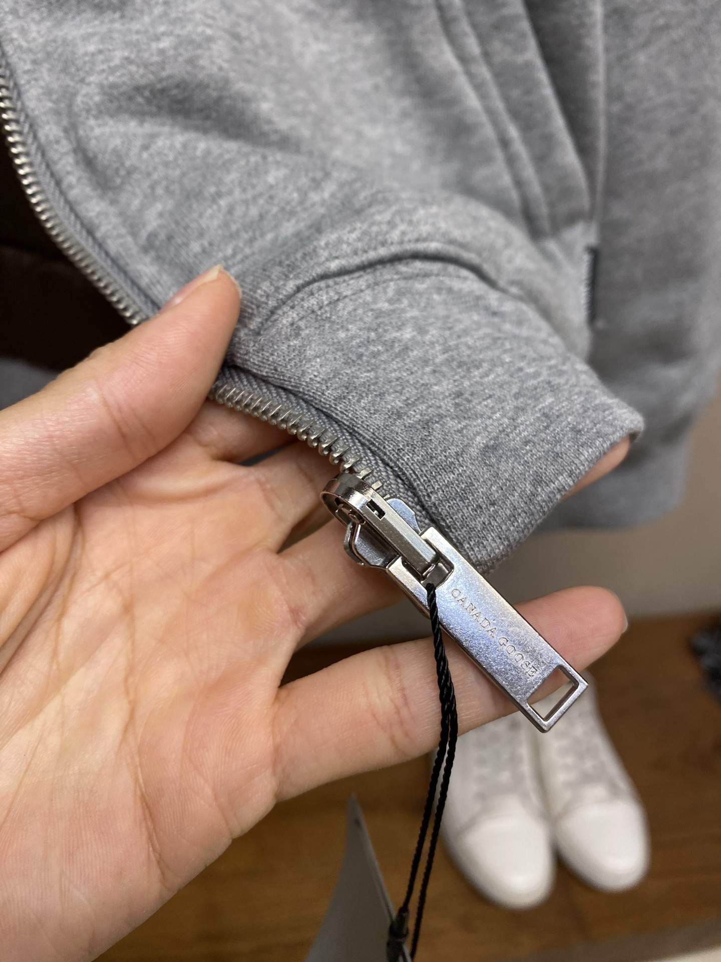 🌟🌟，，Can goose双面穿连帽羽绒外套   面料选择： A面选用高品质棉质厚绒布，面料肌理细腻厚实，触感柔和亲肤，