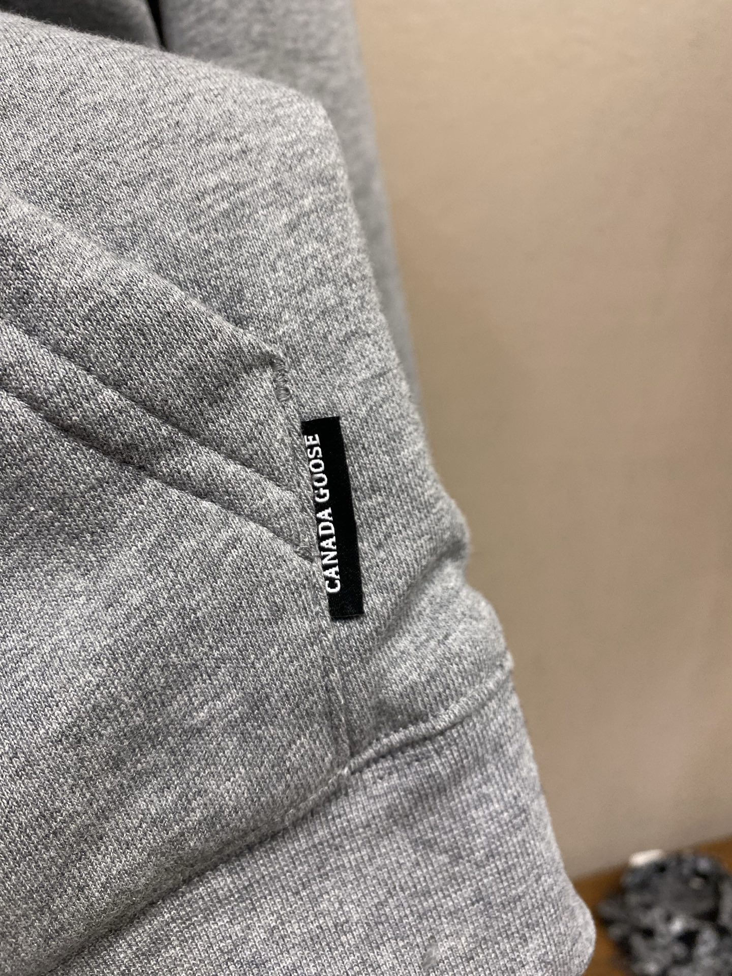 🌟🌟，，Can goose双面穿连帽羽绒外套   面料选择： A面选用高品质棉质厚绒布，面料肌理细腻厚实，触感柔和亲肤，