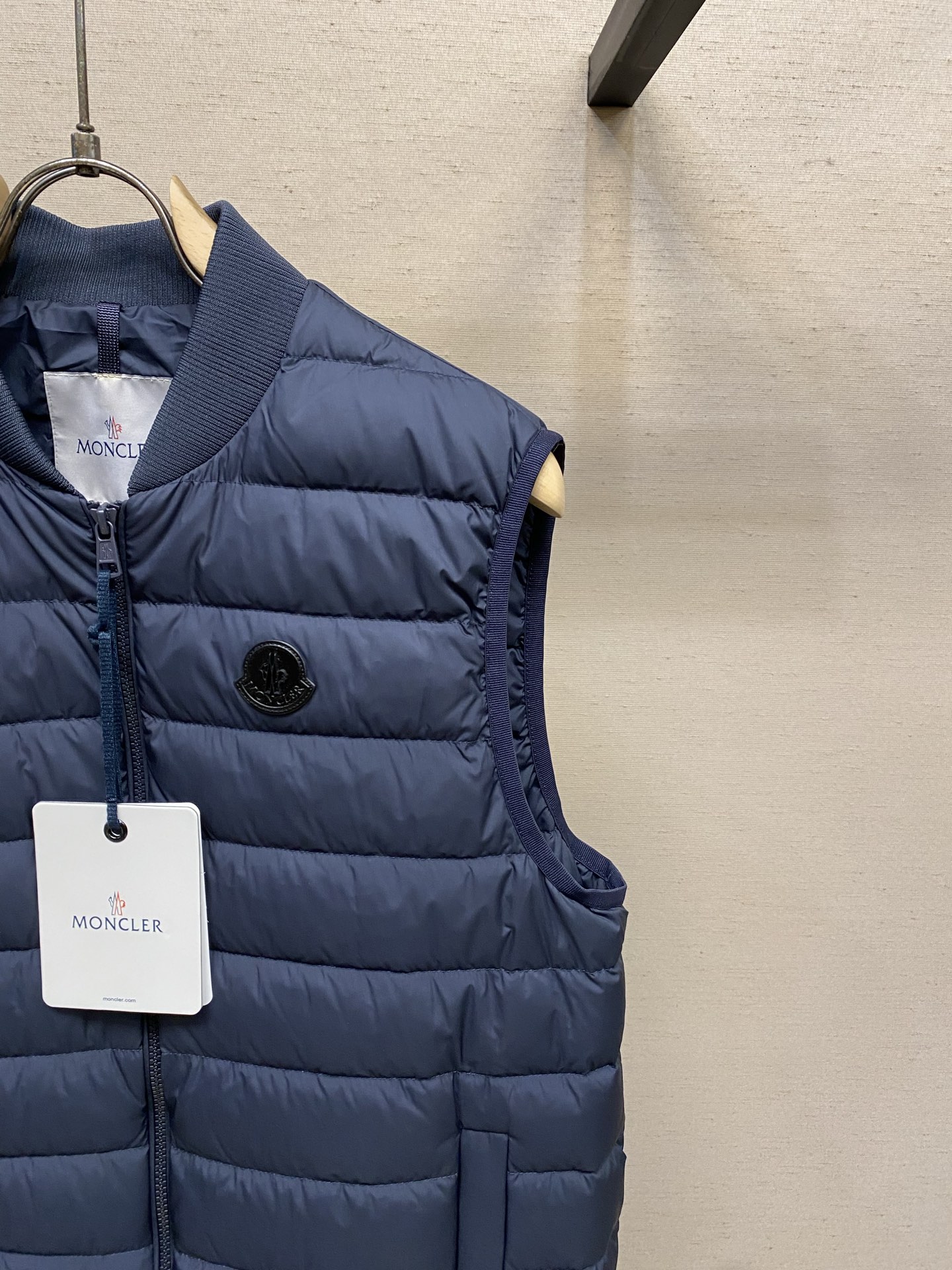 🌟🌟，，Moncler 棒球领羽绒马甲 面料选择： 高密锦纶原丝精密织造，选用细旦纤维经高密度平织工艺织就，纱线排布紧密